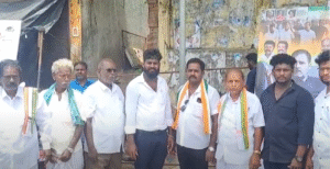 செங்கல்பட்டு மாவட்டம் செய்யூர் தொகுதி இலத்தூர் ஒன்றியம் செய்யூர் பஜாரில் காங்கிரஸ் கட்சி பாராளுமன்ற எதிர்க்கட்சித் தலைவர் ராகுல் காந்தி பிறந்தநாளை முன்னிட்டு காங்கிரஸ் கட்சி வட்டாரத் தலைவர் இலத்தூர் தாமோதரன், மாவட்டத் துணைத் தலைவர் தர்மலிங்கம் ஆகியோர் தலைமையில் கிராம பொதுமக்களுக்கு புடவை வேட்டி சேலை அன்னதானம் வழங்கும் நிகழ்ச்சி நடைபெற்றது.