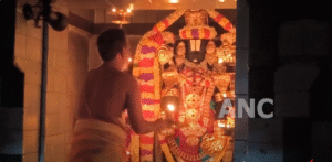 புரட்டாசி மாதம் மூன்றாவது வாரம் சனிக்கிழமையை முன்னிட்டு உற்சவர் முத்தங்கி சேவை அலங்காரத்தில் பெரியகுளம் ஸ்ரீ வரதராஜ பெருமாள் பக்தர்களுக்கு காட்சியளித்தார்