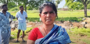 திருச்சி மாவட்டம், அம்மாபேட்டை ஆதிதிராவிடப் பொதுமக்களுக்கு 65ஆண்டுகளுக்கு முன்பு அரசால் வழங்கப்பட்டது.இந்நிலையில் இன்று அரசு தரப்பில் அந்த இடத்தை தற்போது கலைஞர் வீடு திட்டத்திற்கு புதிதாக பட்டா கொடுத்தவர்களுக்கு கொடுக்கும் வகையில் இடத்தை அளப்பதற்காகவும், அத்துக்கல் வைப்பதற்காக அங்கு கல்லை கொண்டு வந்த பொழுது பொதுமக்கள் கல் கொண்டு வந்த வாகனத்தை தடுத்து நிறுத்தி அவருடன் வாக்குவாதத்தில் ஈடுபட்டனர்.