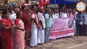 புதுக்கோட்டை மாவட்டம் அறந்தாங்கி பேருந்து நிலையம் அருகே மார்க்சிஸ்ட் கம்யூனிஸ்ட் கட்சியினர் ஆர்ப்பாட்டம்.