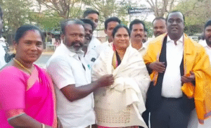 தமிழ்நாடு புதுச்சேரி வழக்கறிஞர் சங்க தேர்தலில் போட்டியிடும் விடுதலை சிறுத்தைகள் கட்சியின் வேட்பாளர் வழக்கறிஞர் சுமதி புதுக்கோட்டை மாவட்ட நீதிமன்றத்தில் அமைந்துள்ள பார் கவுன்சிலில் வழக்கறிஞர்களை சந்தித்து வாக்கு சேகரித்தார்