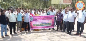 திருவாரூரில் வருவாய்த்துறை சங்கங்களின் கூட்டமைப்பினர் பணி பாதுகாப்பு சட்டத்தை உடனடியாக இயற்றவேண்டும் , உள்ளிட்ட 9 அம்ச கோரிக்கைகளை வலியுறுத்தி வேலைநிறுத்தம் செய்து காத்திருப்பு போராட்டத்தில் ஈடுபட்டிருந்தநிலையில் 10 வது நாளில் சாலைமறியல் போராட்டம்… சாலைமறியல் போராட்டத்தால் ஒரு மணி நேரம் போக்குவரத்து பாதிப்பு … மறியலில் ஈடுபட்டவர்களை காவல்துறையினர் கைதுசெய்து தனியார் மன்றத்திற்கு அழைத்துச் சென்றனர் …