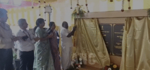 திருவாரூர் ரயில் நிலையம் 15.03 கோடியில் நவீன மயமாக புதுப்பிக்கப்பட்டதை பிரதமர்மோடி காணொளி காட்சி வாயிலாக திறந்து வைத்த பின்னர் நாகை நாடாளுமன்ற உறுப்பினர் திருவாரூர் ரயில்நிலையத்தில் கல்வெட்டை திறந்துவைத்தார்…